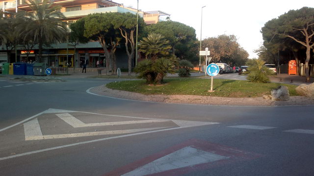 Rotonda ubicada a l'encreuament de l'avinguda del mar i el carrer dels Tellinaires de Gav� Mar, escenari d'un accident mortal d'un vehicle el 22 de mar� de 2013